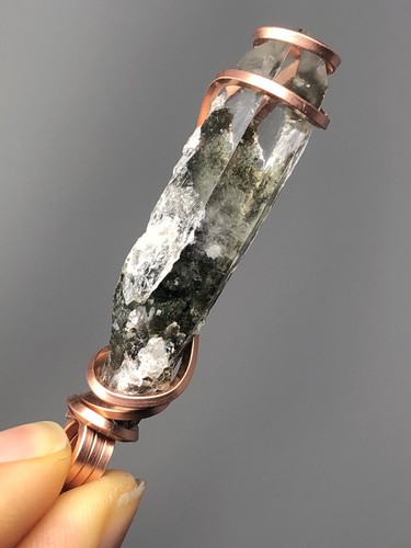Colgante de cuarzo chamán clorito natural hecho a mano envoltura de cobre Brasil Reiki P16 - Imagen 6 de 6