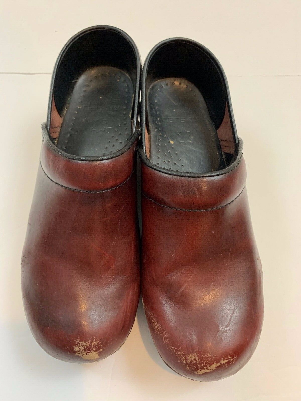 maroon dansko clogs