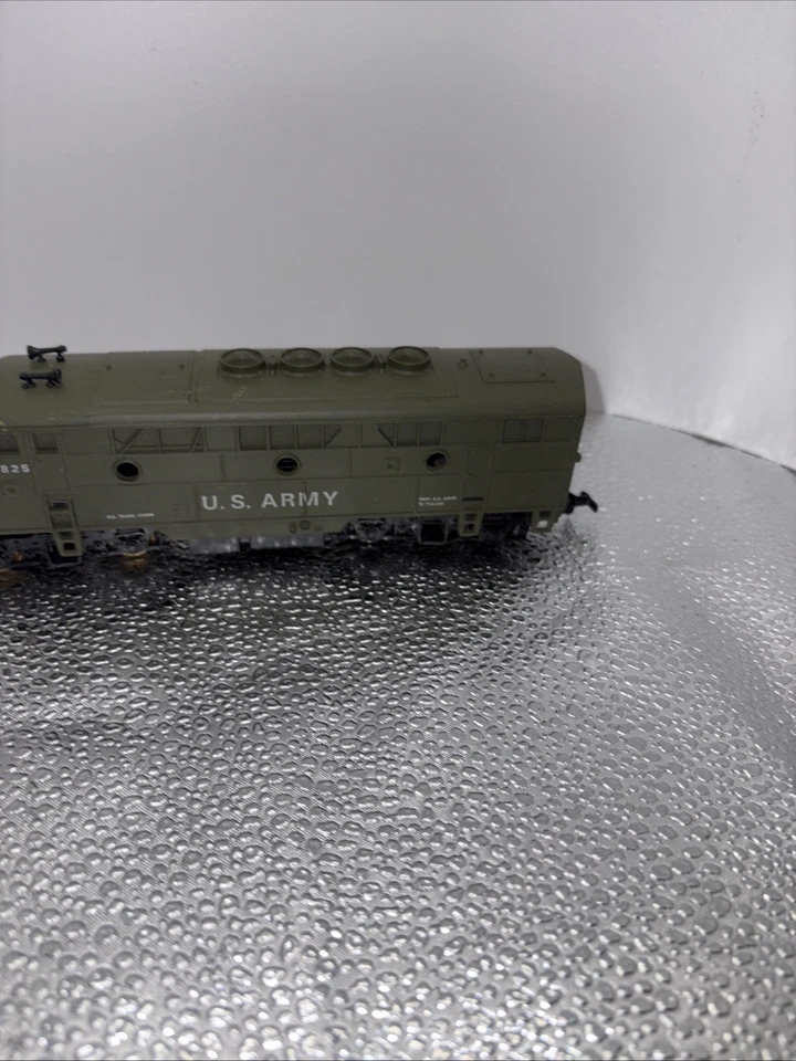 Model Power United States ArmyDiesel Loco HO Scale - Image 2 of 4