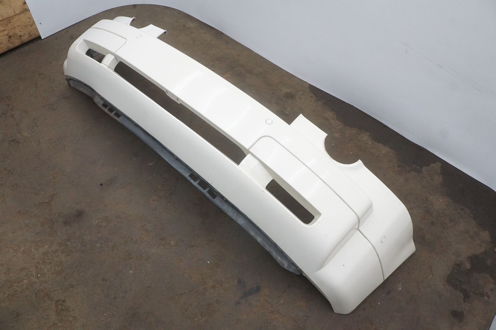 Front Park Assist Bumper Cover White OEM 51111778330 Rolls Royce Phantom Vii 06