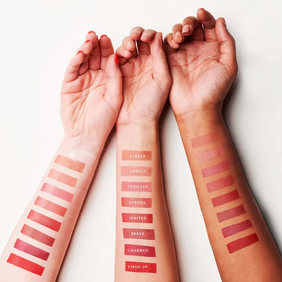 Lápiz labial mate satinado Plush Rush, encendido Foto 2 de 3