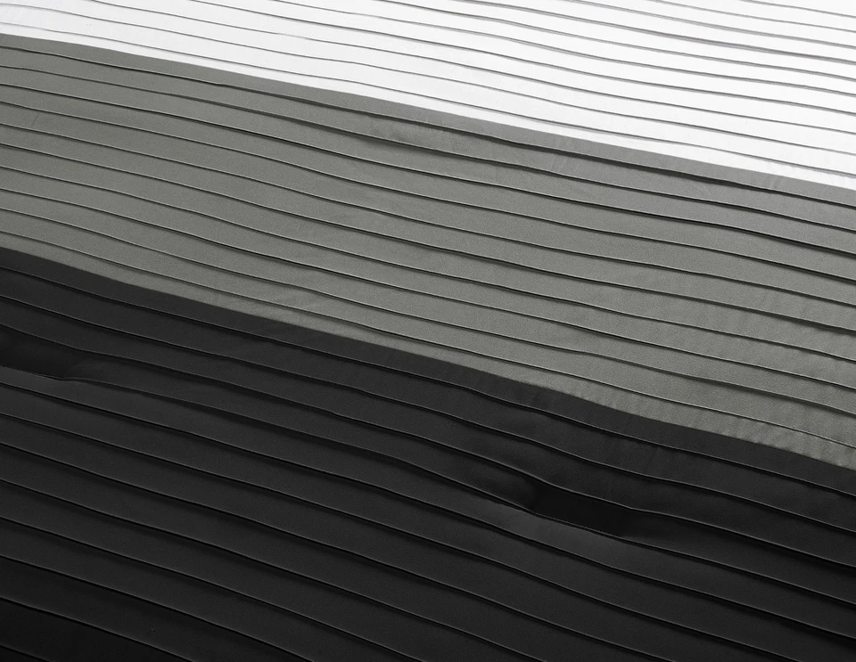 Juego de edredón a rayas plisadas de lujo de la colección Chezmoi de 8 piezas Foto 3 de 4