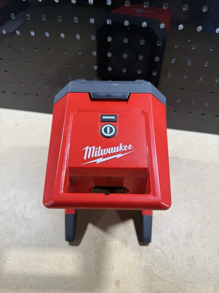Milwaukee M18 18v Cordless Magnetic Mounting LED Rover Flood Light Tool 2365-20 - Image 2 of 4