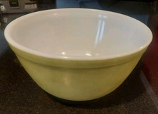 Pyrex Vintage 1 1/2 Qt Mixing/Nesting Bowl Avocado Green  7.25
