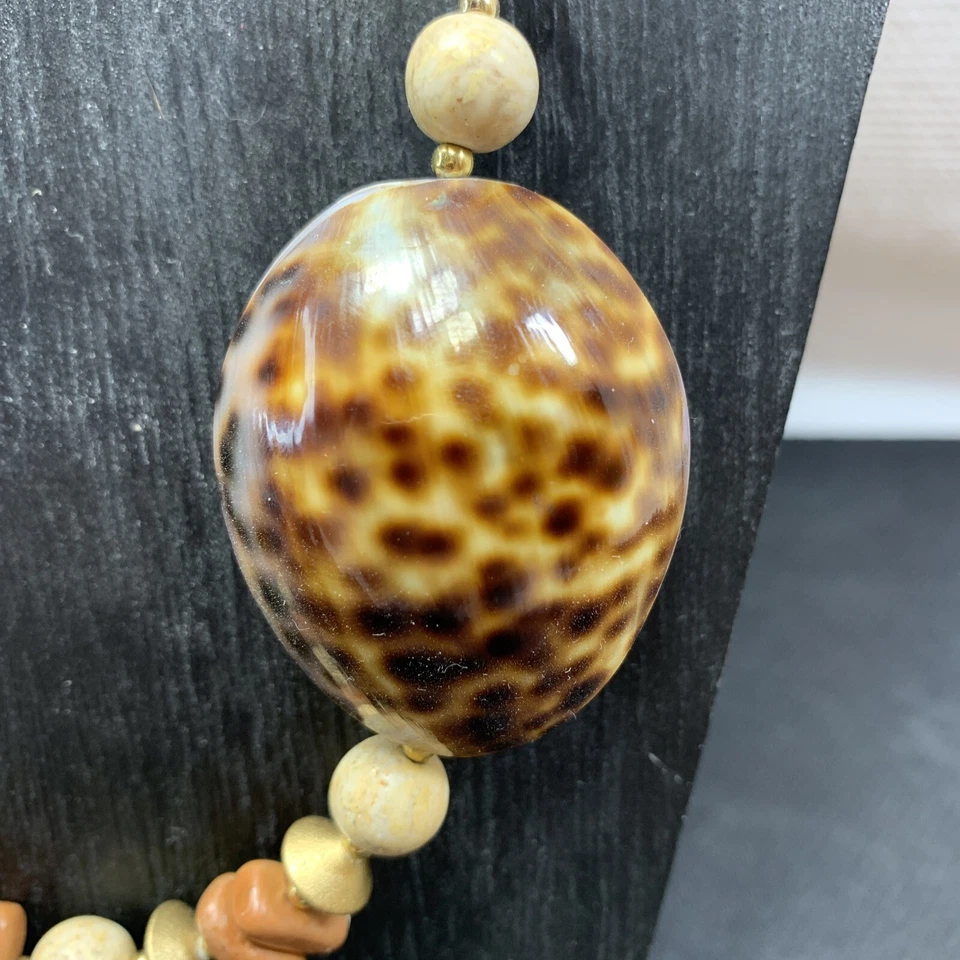 "Concha marina vintage de 25"", jaspe y concha de vaquero de leopardo de 1,75"" con cuentas doradas" Foto 2 de 4
