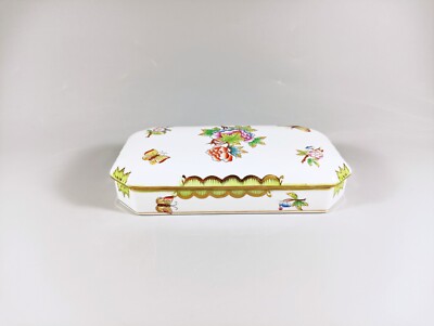 HEREND, VICTORIA (VBO) DECORATIVE BOX, HANDPAINTED PORCELAIN ! (B119)