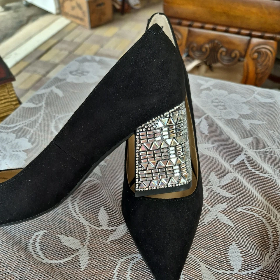 Bomba de gamuza Betsey Johnson Paige tachonada tacón bloque punta puntiaguda negra talla 6,5 Foto 4 de 4