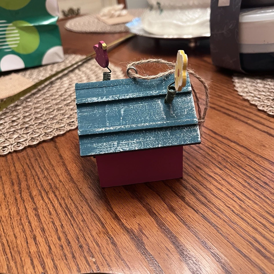 Prateleira pequena de madeira rosa para casa de pássaros Sitter Cottagecore 3” X 3,5” X 3,5” - Imagem 3 de 4