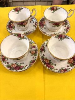 Set of 4 PCS Royal Albert Old Country Roses Teacups & Saucers (1962) England