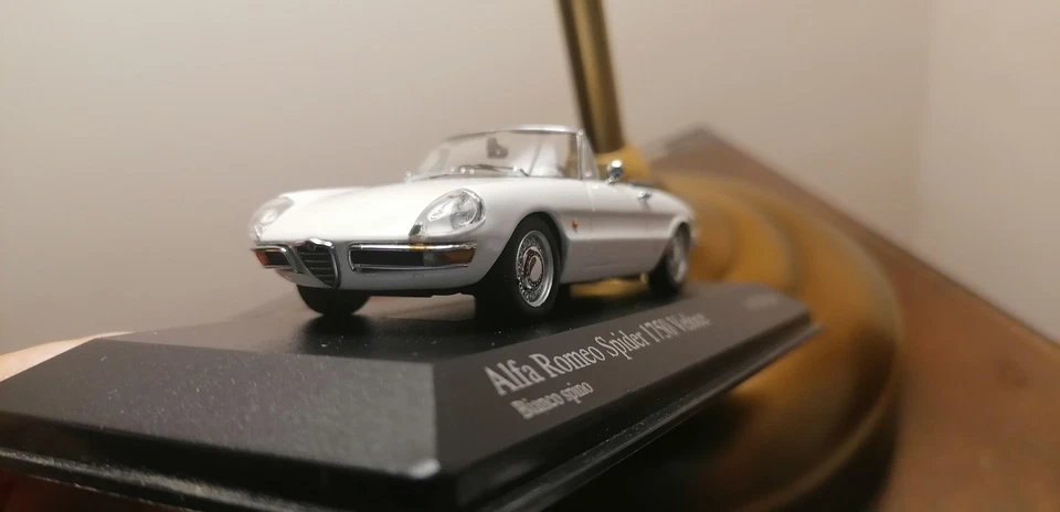 Alfa Romeo spider Duetto minichamps 1/43 - Immagine 2 di 4