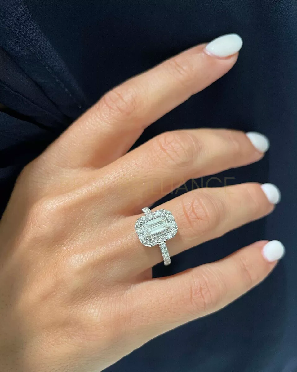 Emerald diamond with halo outlet