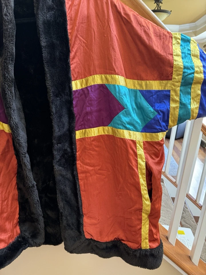 Abrigo Ann Tjian Kenar Reversible Imitación Piel Oeste Geométrico Satén L Cocoon De Colección Foto 3 de 4