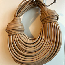 Borsa donna beige mezzaluna manico superiore nodo accento chiusura zip foderata argento