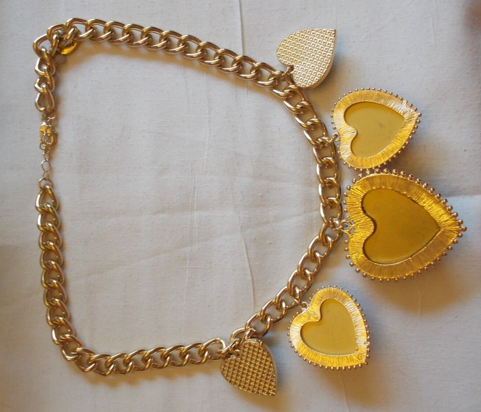 BETSEY JOHNSON CHUNKY LEOPARD LUCITE THREE HEARTS STATEMENT NECKLACE PREOWNED - Image 4 of 4