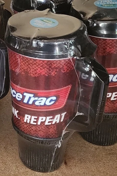 Taza de viaje RaceTrac 32 oz bebida. Repetir. Mango recargable sellado negro rojo Foto 3 de 3