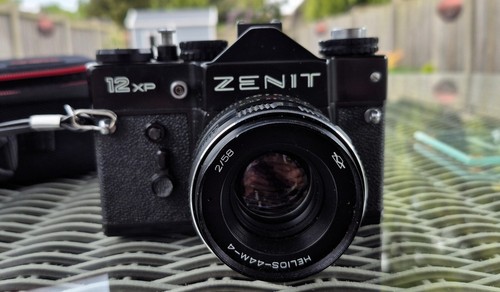 FAB Vintage ZENIT 12 XP Camera + Helios 44m 58mm f/2 LENS Clean & Working CASED - Picture 4 of 7