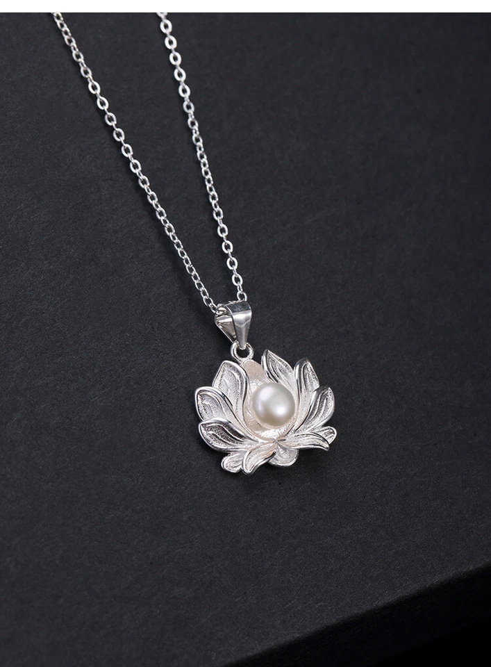 I04 Collana con Ciondolo Fiori di Loto Con Acqua Dolce Perla Argento 925 - Immagine 3 di 4