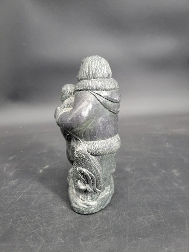 Vintage Wolf Original Canada Soapstone Hand Carved Inuit Man w/ Dogs Sculpture - Picture 12 of 24