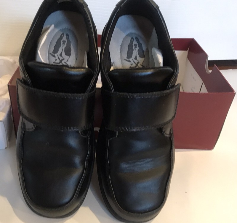 Hush Puppies Gavin Front Strap Dress Shoe SZ 6 1/2 W in very good condition .