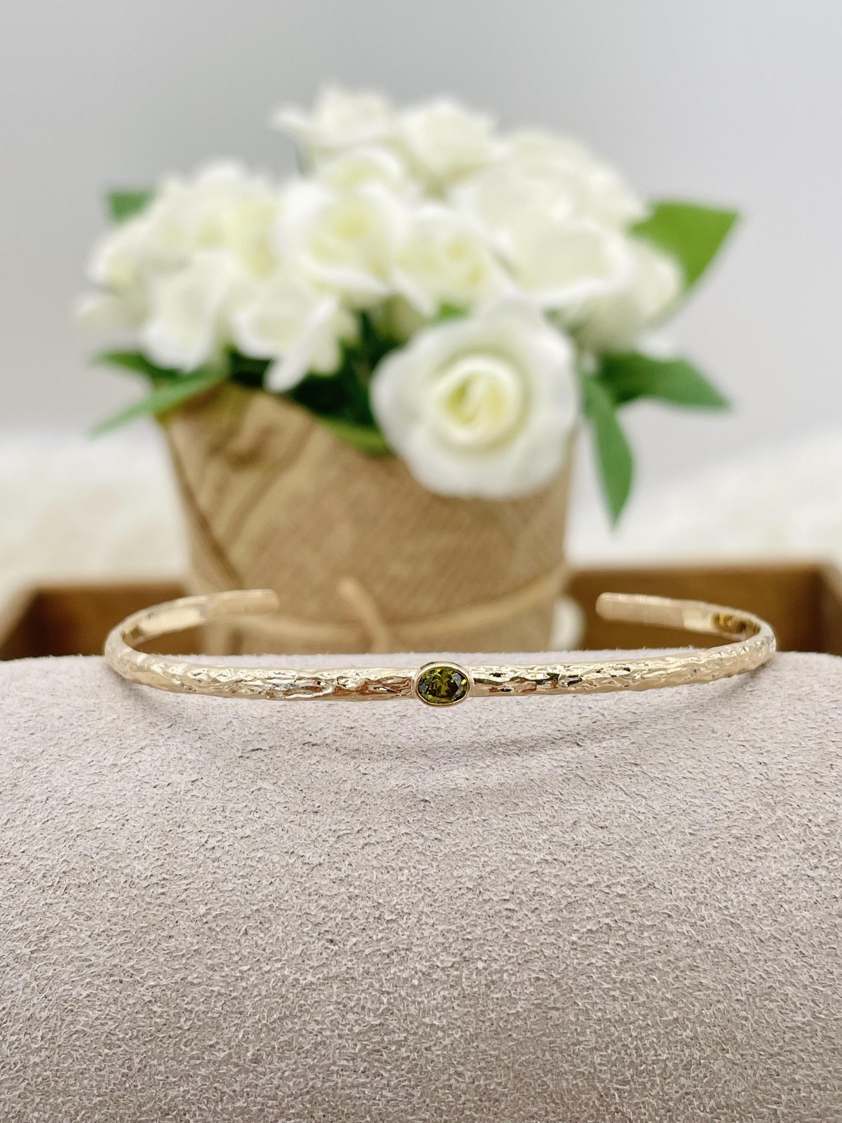Bracelet jonc ouvert martelé plaqué or et oxyde vert, modèle 97381758 de taille standard