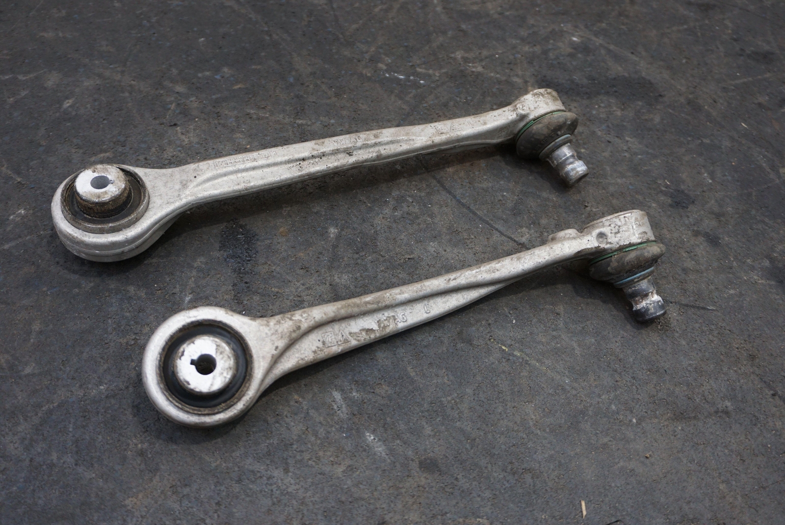 Set Front Left Upper Forward & Rearward Control Arm 4M0407505 Bentley Bentayga