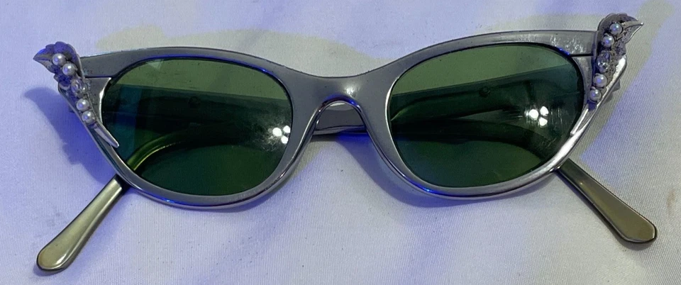 Vintage Tura 3-D Rhinestone Pearl Cat Eye Sunglasses w/ Green Lenses Glasses - Image 3 of 4
