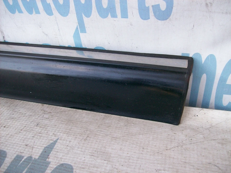 MERCEDES BENZ W123 1977-1985 OEM PASAJERO TRASERO DERECHO PUERTA INFERIOR MOLDURA Foto 3 de 4