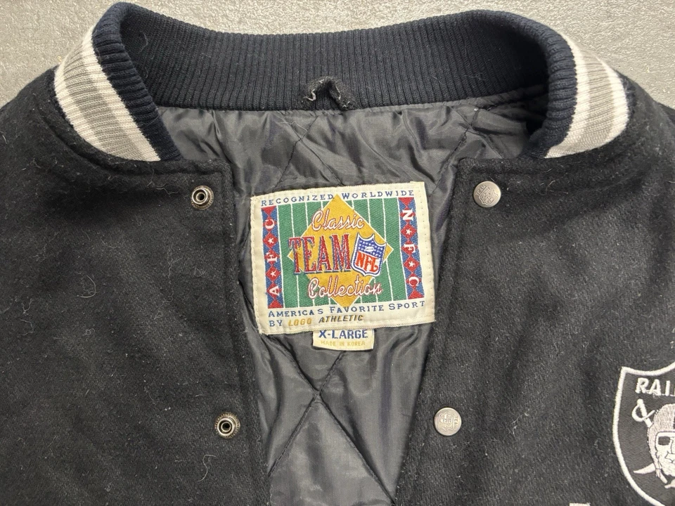 Мужская винтажная куртка-бомбер NFL Raiders размер XL, небольшой разрыв в нижней части пояса - Изображение 3 из 4