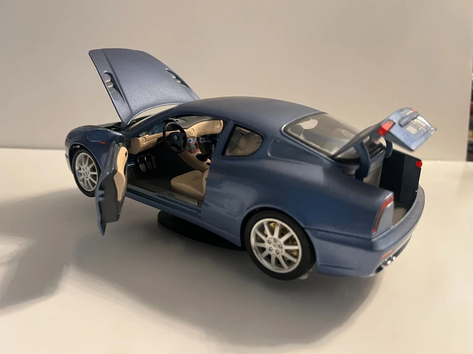 Burago 1998 Azul Maserati 3200 GT Diecast Modelo 1:18 con soporte Foto 4 de 4