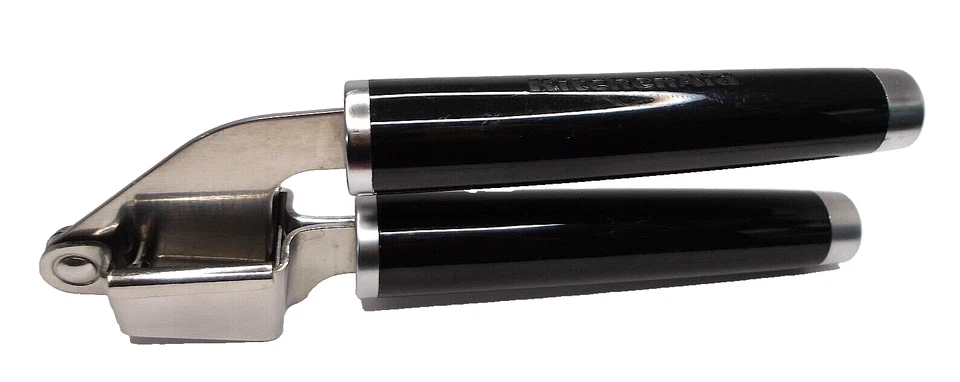 Пресс для чеснока KitchenAid Classic, съемная корзина, черный, 7,5 дюйма - Изображение 2 из 4