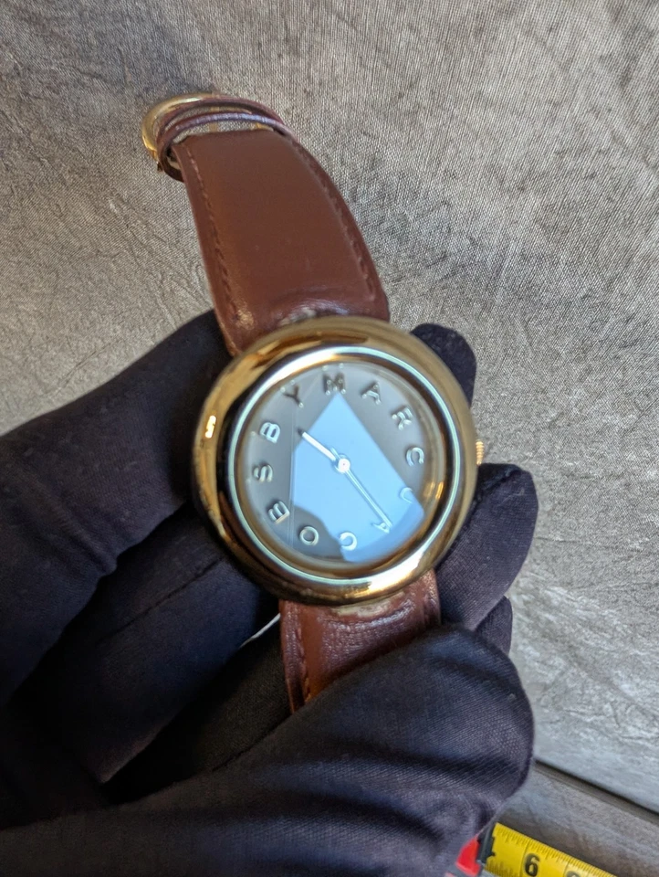 Reloj de cuarzo para mujer Marc by Marc Jacobs • Tono dorado • 33 mm • Cuero marrón Foto 3 de 4