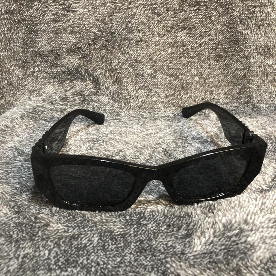 Gafas de sol Miu Miu para mujer negras rectangulares con logotipo Temple SMU09WS 52-23-130 Foto 3 de 4