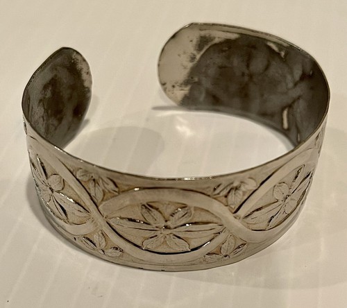 Bangle Style, Wide Bracelet, Flowers And Smaller Flowers On Bracelet, Nice Shine - Picture 4 of 7