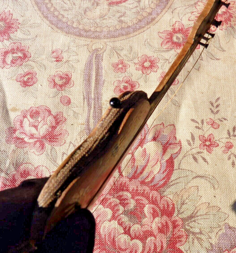 Mercerie ancienne, ANCIEN PIQUE AIGUILLES souvenir de Nice figurant une guitare - Afbeelding 6 van 8