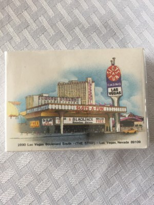 Verschiedene bunte Slot-Symbole auf einem dunklen Hintergrund, darunter Siebener, Bars und Früchte