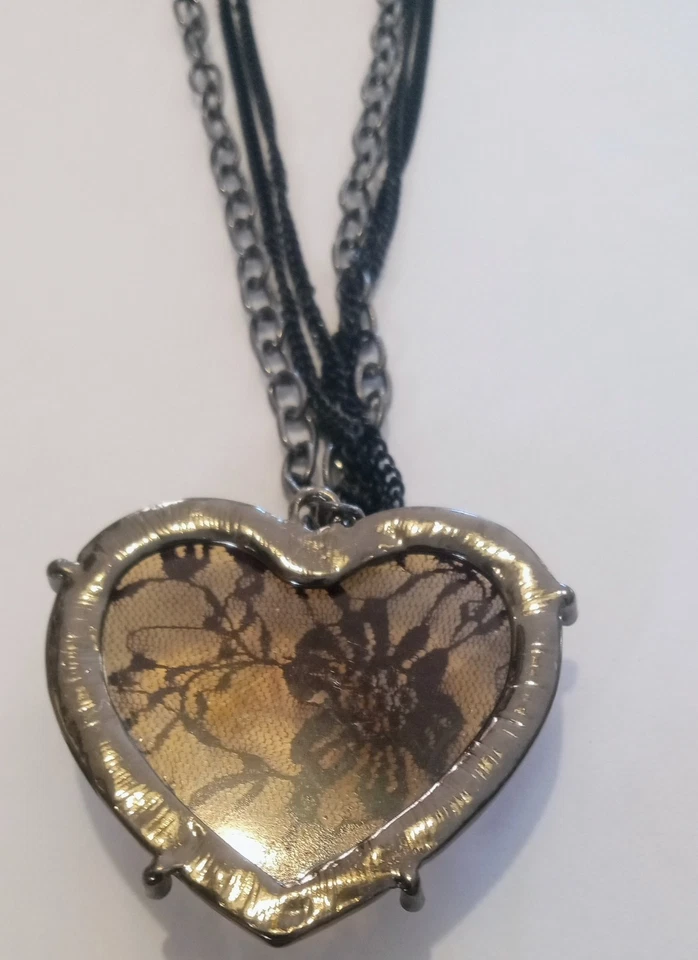 Collar de cadena de triple hilo Betesy Johnson con corazón de encaje grande color ámbar Foto 3 de 4