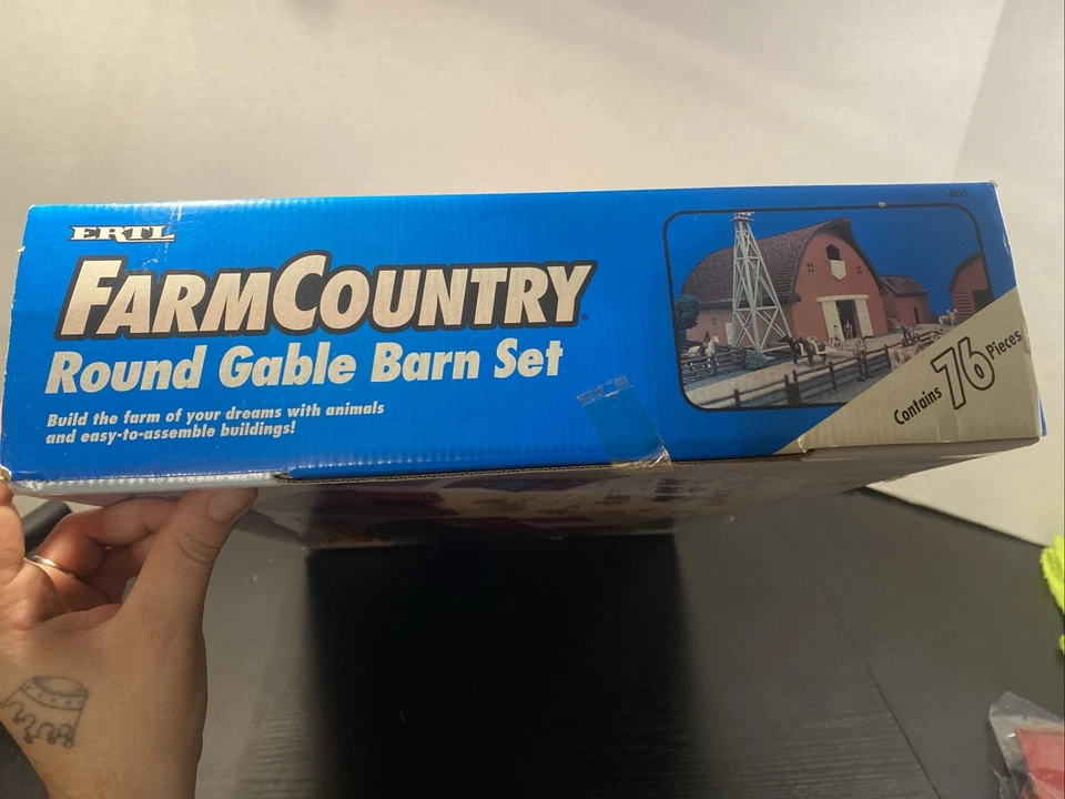 ERTL Farm Country Round Gable Barn Set 1997 Open Box Sealed Contents ! - Image 3 of 4