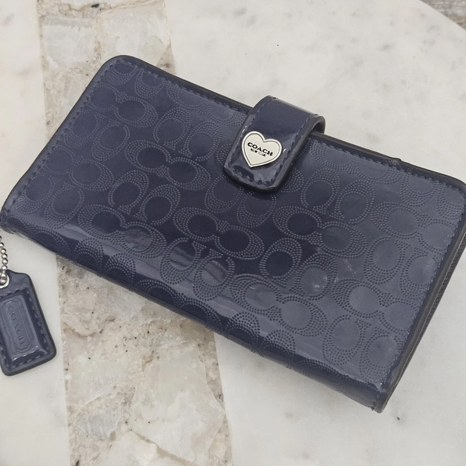 Coach фирменный перфорированный тисненый жидкий глянцевый кошелек с ремешком F51822 темно-синий - Изображение 2 из 4