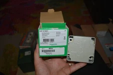NEW IN BOX SCHNEIDER CONTROL STATION ENCLOSURE XAP G19501 