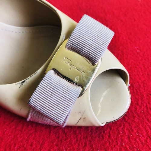Auth. Salvatore Ferragamo Vara Schleife Beige Lackleder Pumps Schuhe Größe 8 B - Bild 6 von 15