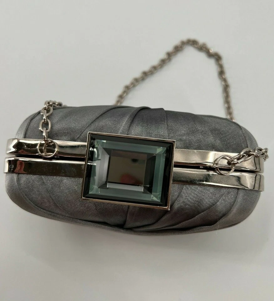 Sondra Roberts 设计师手拿包晚装单肩包银色缎面带链条 — 第 4/4 张图片