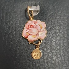 Ciondolo fiore ROSA oro 18 kt e smalto di Gabriella Rivalta