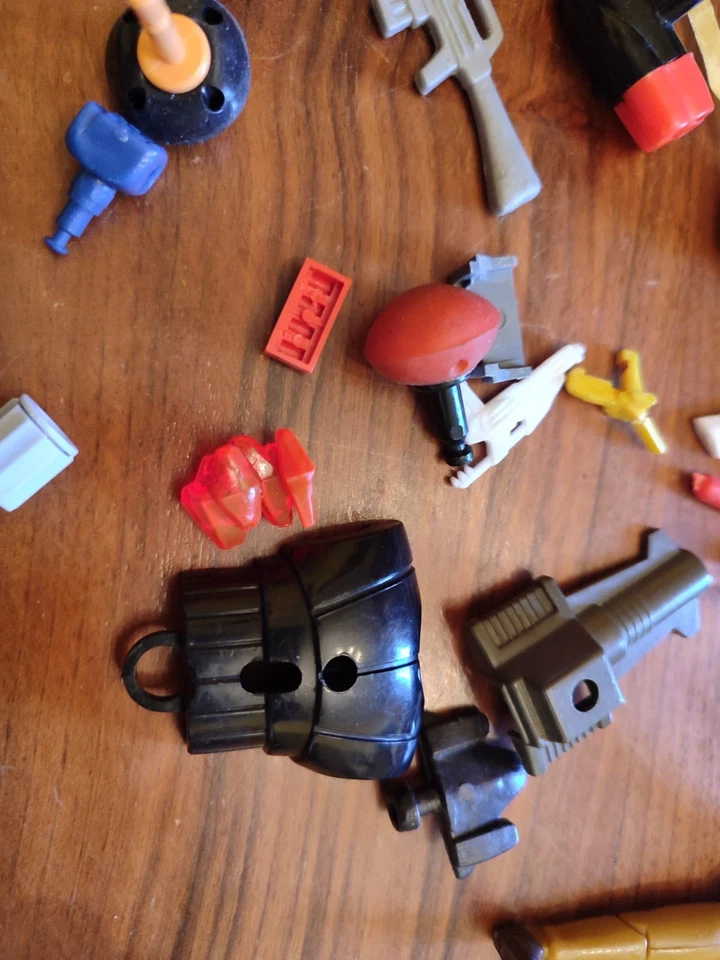 DG  LOTTO RICAMBI ACCESSORI VINTAGE PER ROBOT E ACTION FIGURE LEGGI BENE - Immagine 2 di 4