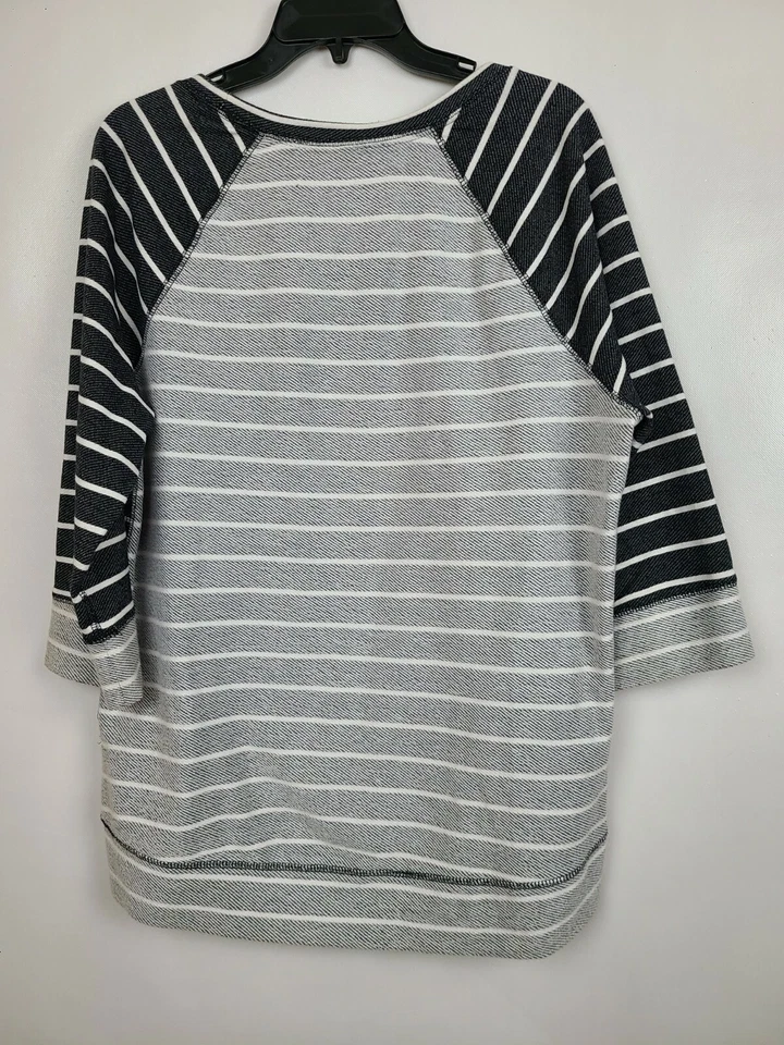 Sudadera deportiva para mujer Style&Co talla grande negra gris a rayas felpa alta baja  Foto 4 de 4