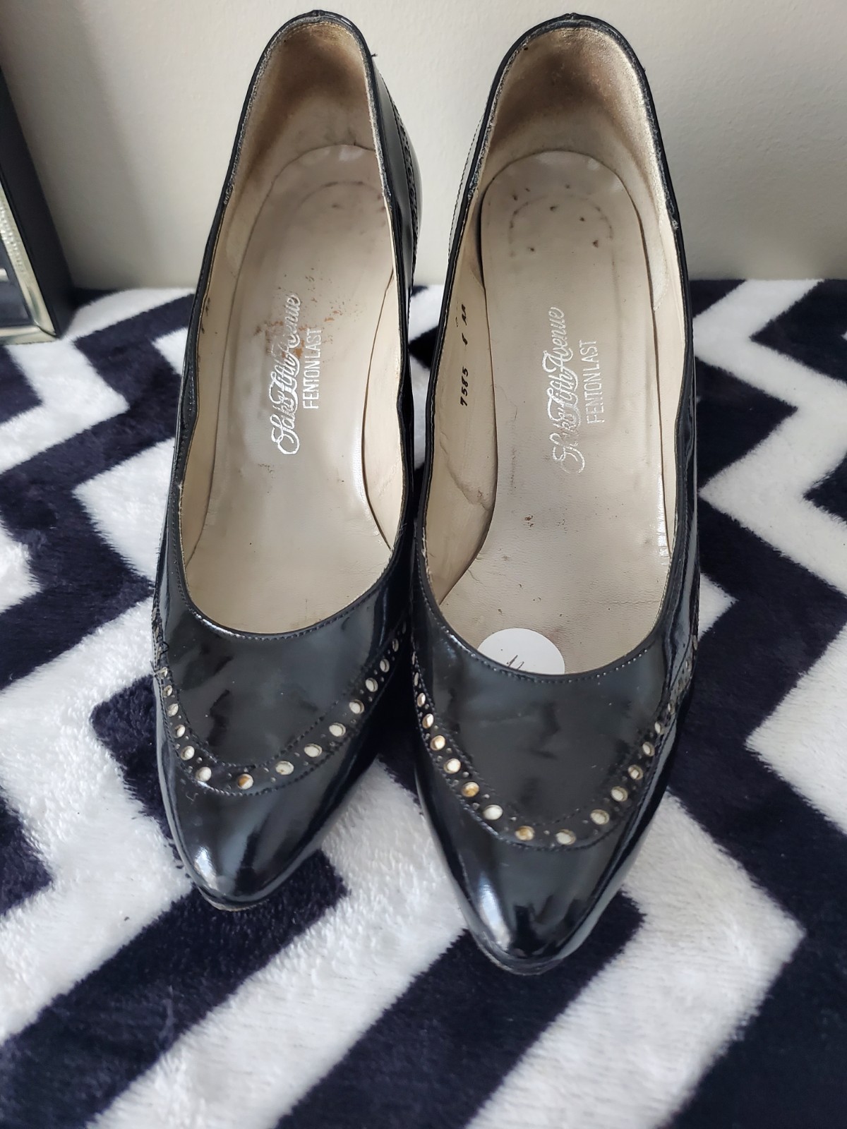 Vintage Saks Fifth Avenue Black Patent Leather Pumps Fenton Last S 7.5, PreOwned