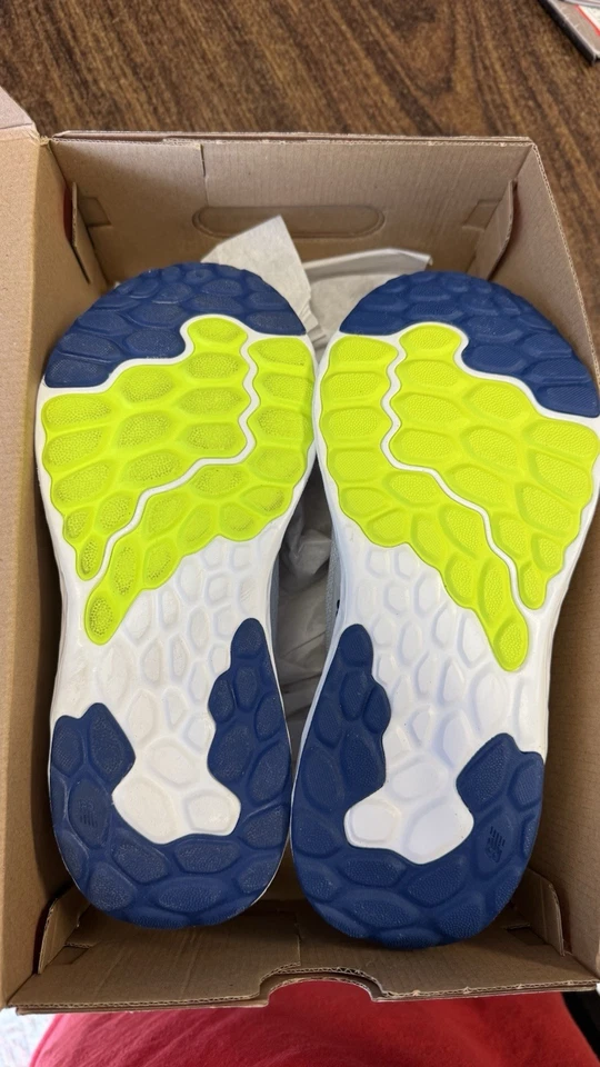 Zapato para correr New Balance Fresh Foam Arishi V4 para hombre, blanco/reflejo/negro, Foto 2 de 3