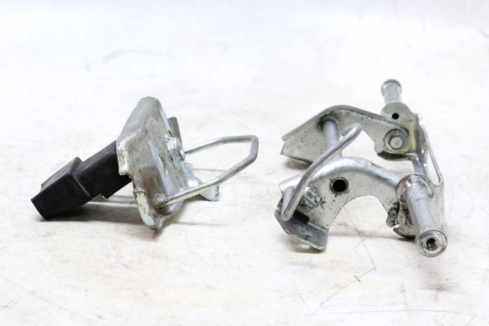 00-01 HONDA CBR929RR OEM GAS TANK FUEL CELL PETROL RESERVOIR BRACKET MOUNT SET - Image 4 of 4