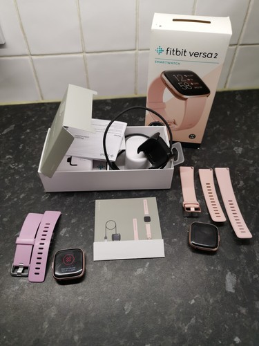2 x defekte Fitbit Versa 2 Smartwatch mit 1 Box & 1 Ladegerät - Ersatzteile oder Reparatur