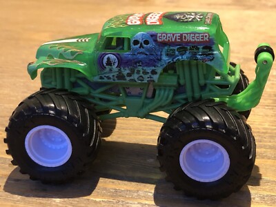 Monster Jam 1:64 Grave Digger Truck mit Wheelie Bar grün 2021 sehr guter Zustand