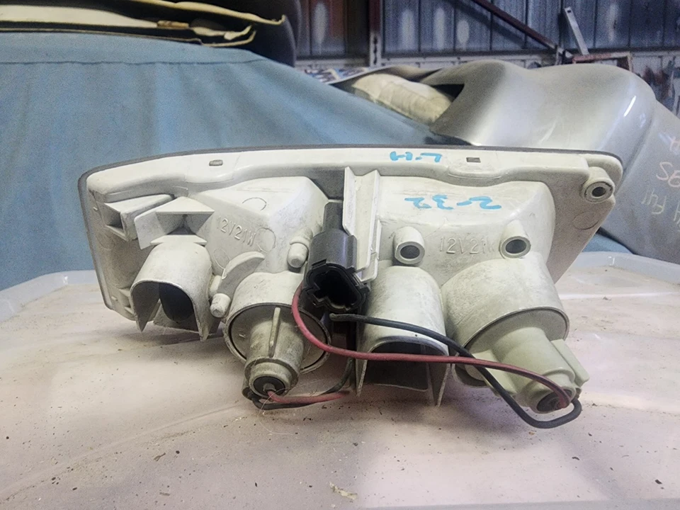 300ZX Z32 FRONT RIGHT TURN SIGNAL CORNER LIGHT - Image 2 of 3